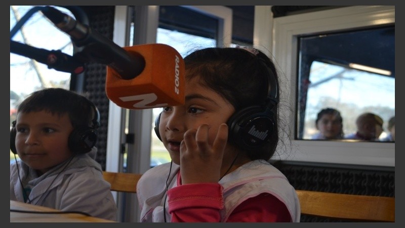 Los niños tuvieron la oportunidad de visitar los estudios de radio y televisión instalados en el colectivo.