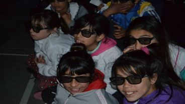 Los chicos disfrutan del cine 3D.