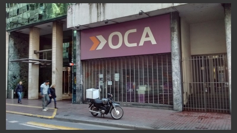 Persianas bajas en la sucursal de Corrientes y Córdoba este jueves. 