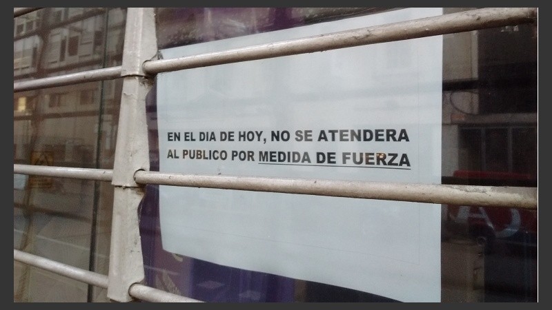 El cartel que sorprendió a quienes tenían que hacer un trámite.