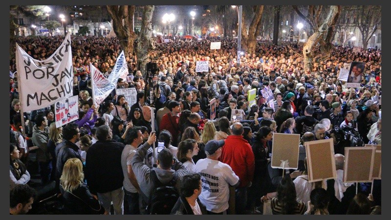 Miles de vecinos salieron a manifestarse. (Alan Monzón/Rosario3.com)
