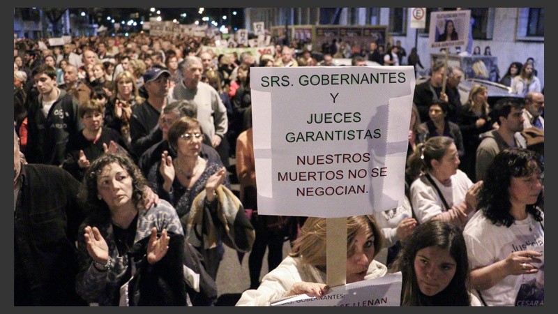 Una multitud en las calles.. (Alan Monzón/Rosario3.com)