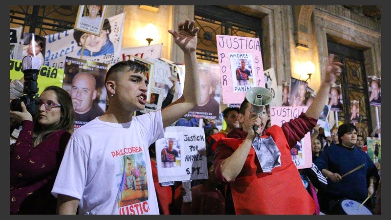 Familiares de víctimas por la inseguridad en la puerta de Gobernación. (Alan Monzón/Rosario3.com)