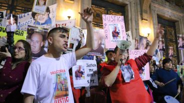Familiares de víctimas por la inseguridad en la puerta de Gobernación. (Alan Monzón/Rosario3.com)