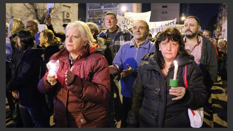 Velas y carteles para acompañar la marcha. (Alan Monzón/Rosario3.com)