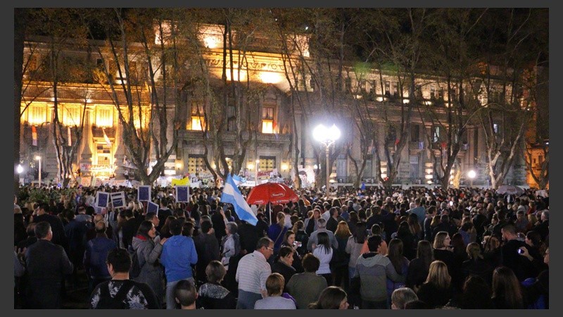 Miles de vecinos se congregaron frente a Gobernación. (Alan Monzón/Rosario3.com)