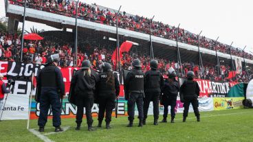 Durante el partido, un hincha sufrió una paliza en la popular que da al Palomar.