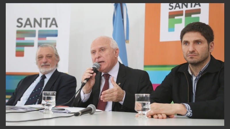 Lifschitz en la fuerte conferencia de este viernes junto a Pullaro y Silverstein.  