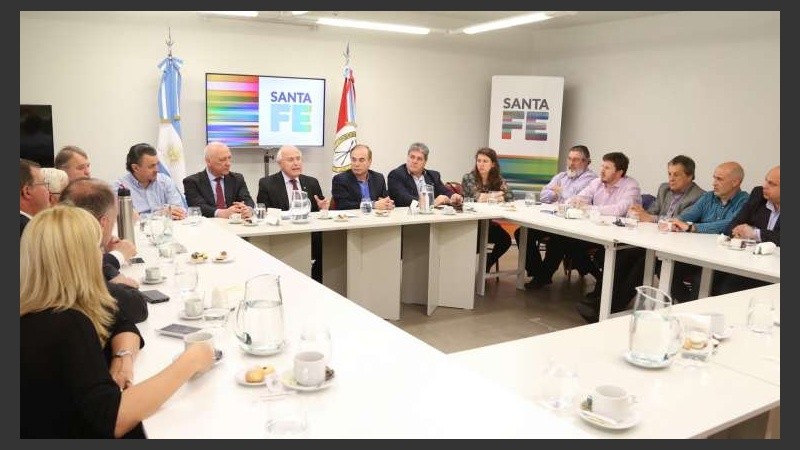 Lifschitz con legisladores hablando sobre el convenio de refuerzo de seguridad. 