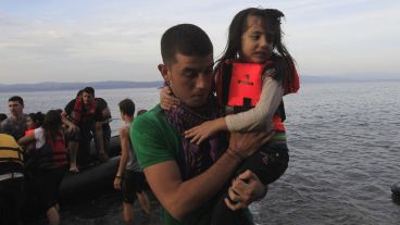 Alrededor de 3.000 refugiados procedentes de Turquía desembarcan a diario en la isla de Lesbos en Grecia. (EFE)
