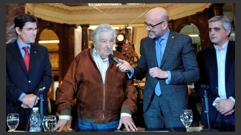 Mujica recibió el título de Doctor Honoris Causa en Rosario.