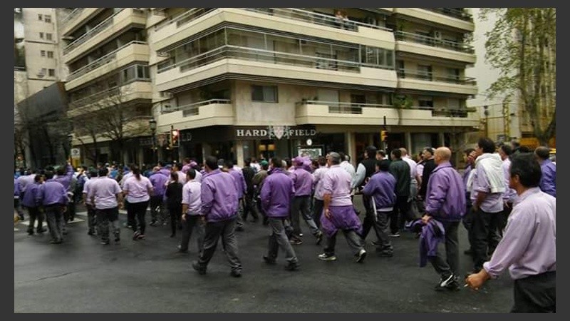 La columna violeta desfiló por peatonal Córdoba. 