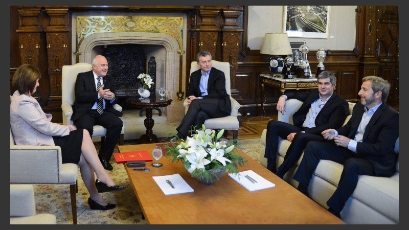 El presidente y el gobernador, acompañados de Peña, Frigerio y Bullrich.