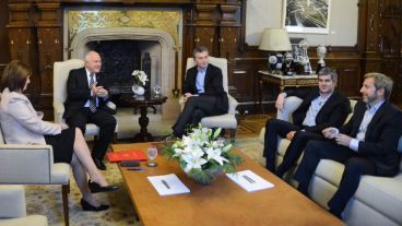 El presidente y el gobernador, acompañados de Peña, Frigerio y Bullrich.