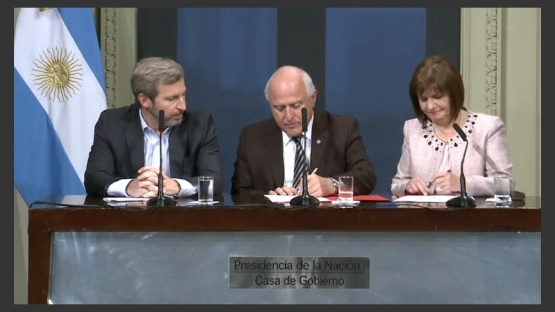 La conferencia conjunta se inició con la firma del convenio.