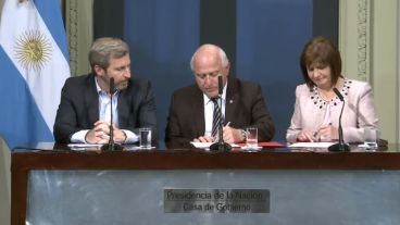 La conferencia conjunta se inició con la firma del convenio.