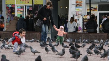 Los más chicos disfrutan de las aves. (Alan Monzón/Rosario3.com)