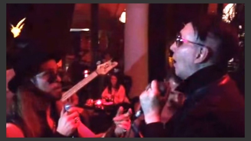 “Purple Rain”, “Sweet Dreams” y “I Love Rock N’ Roll” fueron temas que el sorpresivo trío interpretó.