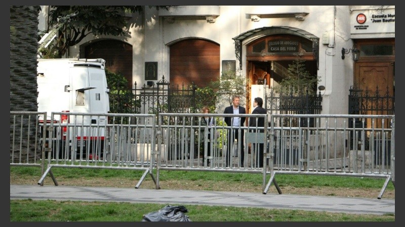 Vallas restringían el acceso al Colegio de Abogados. 