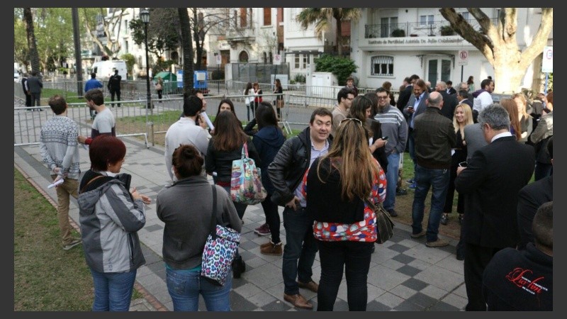Unas 200 personas quieren hablar en la audiencia. 
