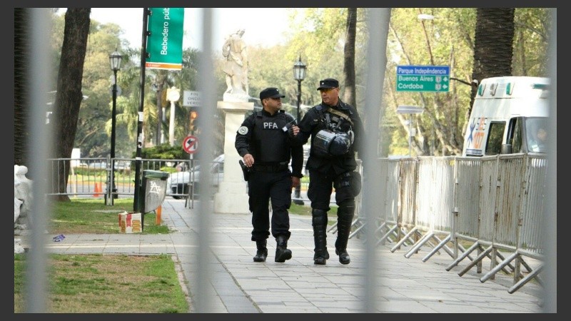 Policías por el bulevar vallado. 