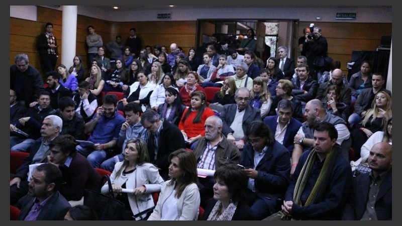 Debido al espacio del auditorio muchas personas que querían hablar quedaron fuera. 