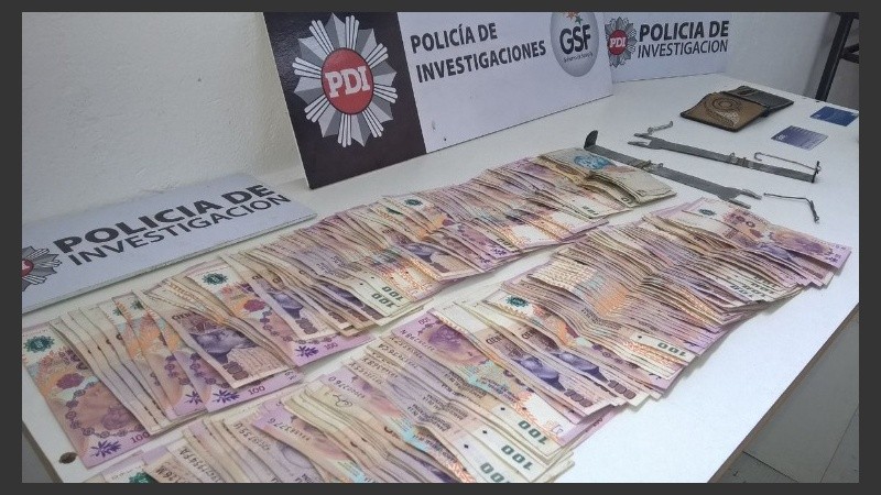 La PDI secuestró dos dispositivos atrapa billetes, ganchos de alambre, dos tarjetas y 18 mil pesos.