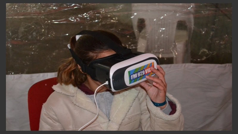 En otro mundo: Los chicos disfrutan de los juegos de realidad virtual. 