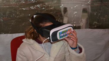 En otro mundo: Los chicos disfrutan de los juegos de realidad virtual.