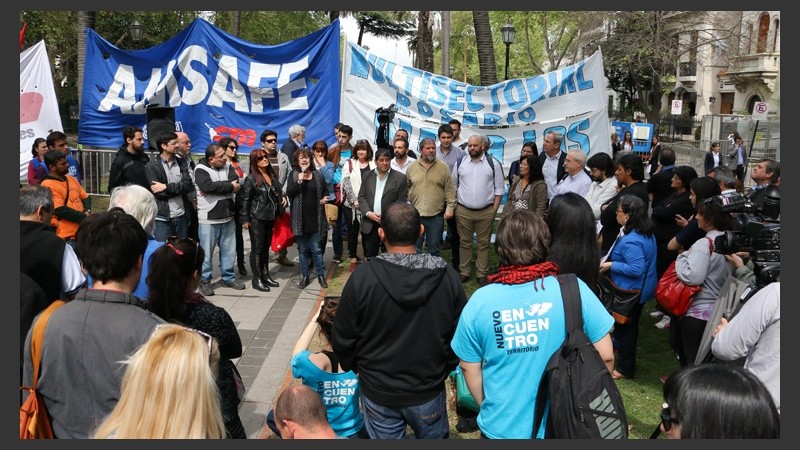 Al mediodía, hubo un acto en la puerta donde se realizaba la audiencia. 