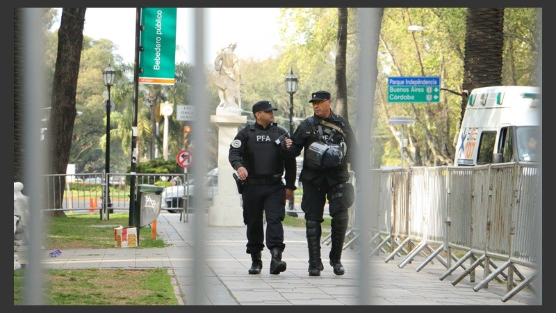 Mucha presencia policial y vallado en toda la cuadra de Oroño al 1500.