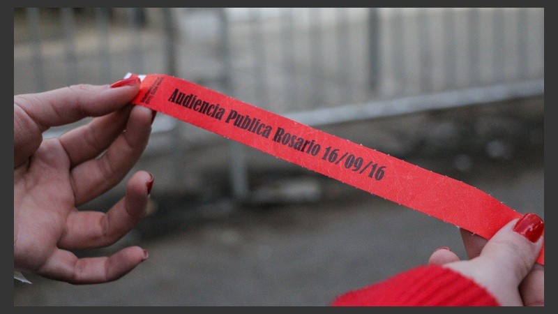 La pulsera que permitía ingresar a la audiencia pública.