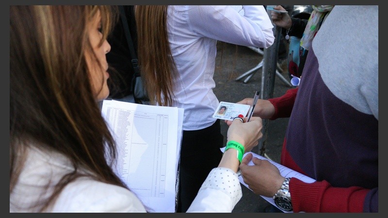 Mucho control en la puerta para poder ingresar.