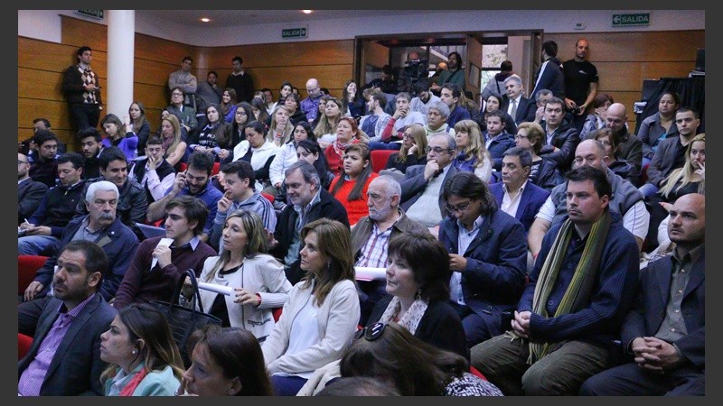 Sala completa. Mucha gente quedó afuera.