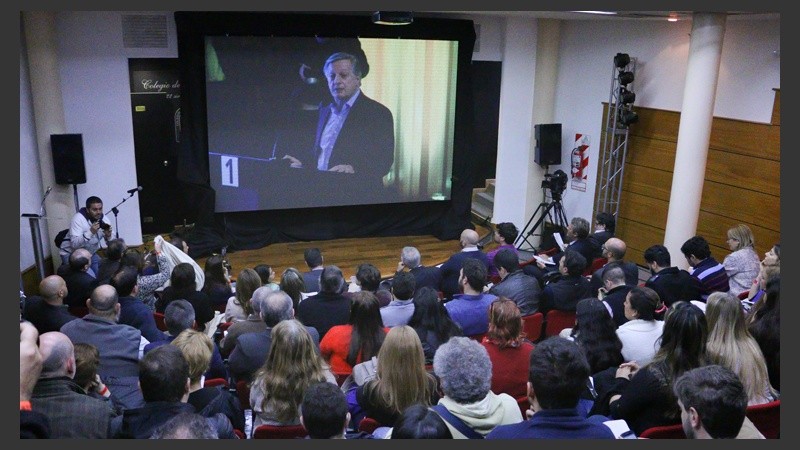 Adentro. Los presentes escuchaban la palabra del Ministro de Energía, Juan josé Aranguren.