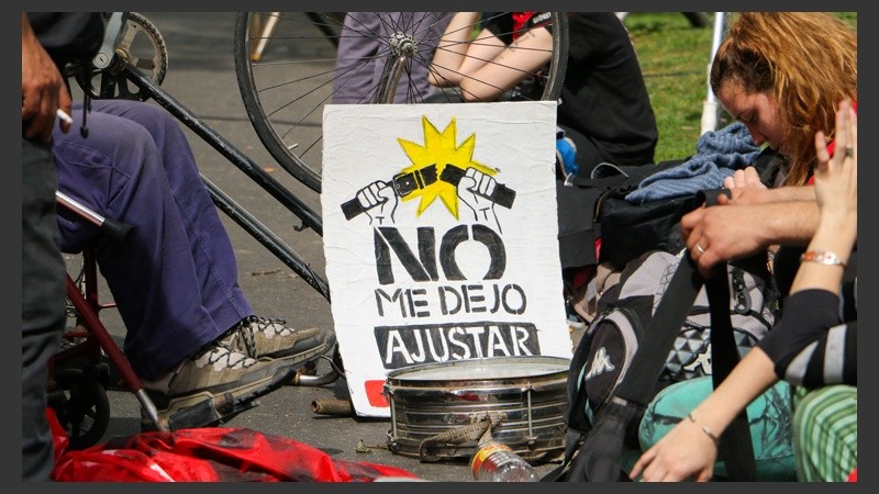 Un grupo de gente se manifestó afuera de la sala.