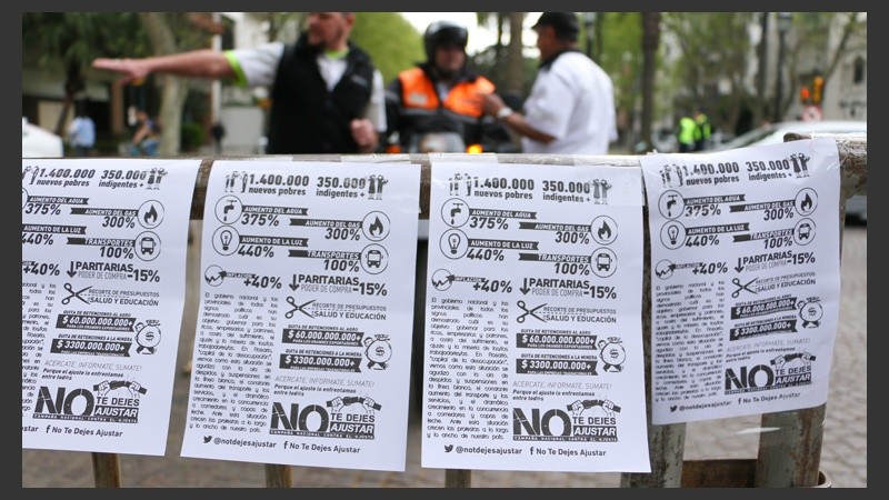Panfletos en contra del aumento del gas.