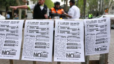 Panfletos en contra del aumento del gas.