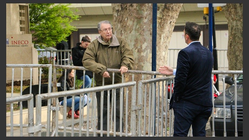 Algunos vecinos enojados por el corte de calle y vereda.