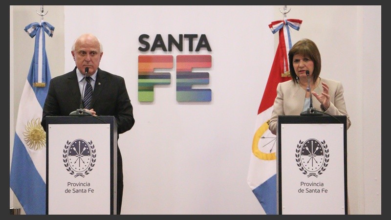 El gobernador y la ministra dieron una conferencia de prensa este viernes.