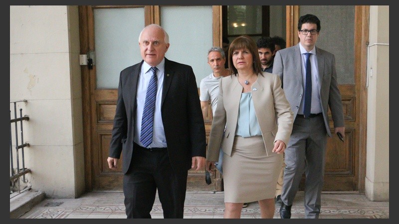 Lifschitz y Bullrich en los pasillos de Gobernación tras culminar la reunión. 