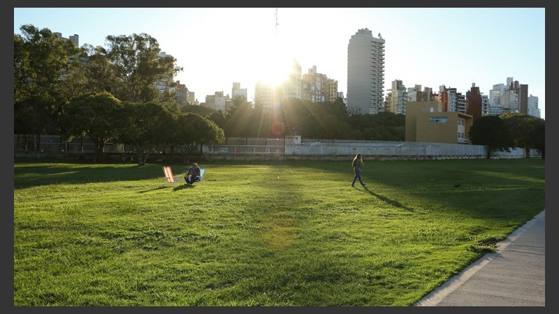 Así brillaba el sol el martes por la tarde. Algunos salieron a los parques. (Alan Monzón/Rosario3.com)