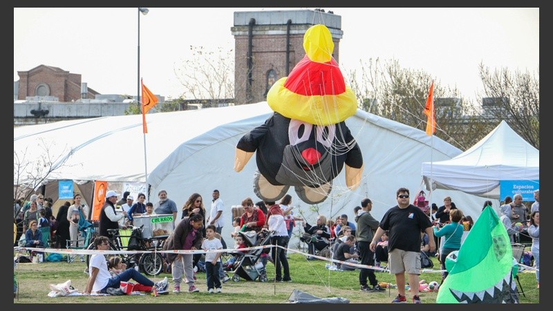 Como cada año, curiosos y gigantes barriletes aparecen en escena. (Alan Monzón/Rosario3.com)