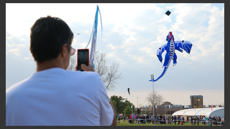 Un dragón remontó vuelo este sábado por la tarde. (Alan Monzón/Rosario3.com)