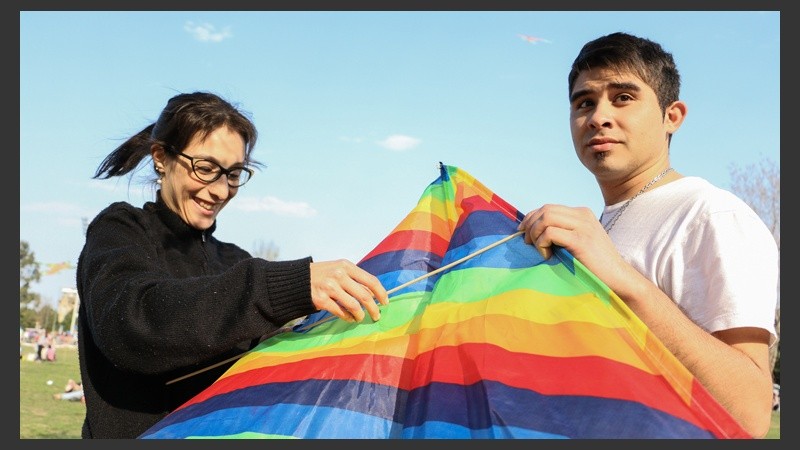 Unos jóvenes ajustan detalles para volar su barrilete. (Alan Monzón/Rosario3.com)