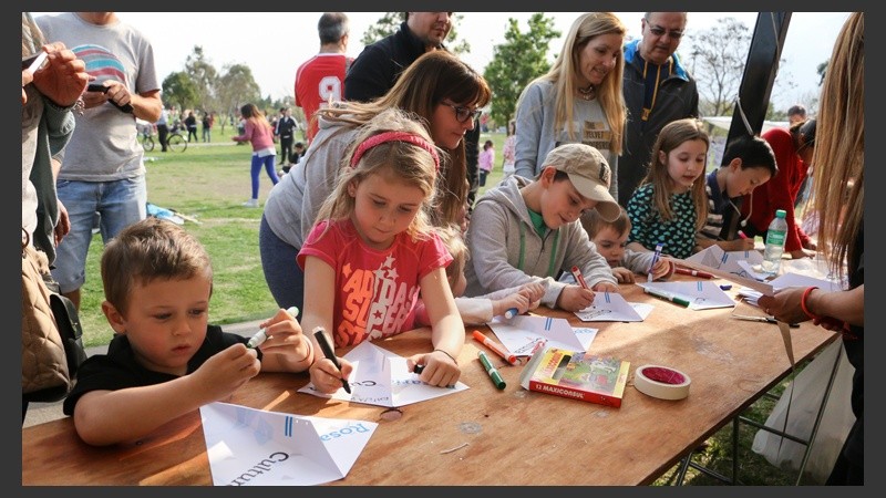 Niños pintan sus barriletes. Hay un espacio para que los más chicos puedan crear. (Alan Monzón/Rosario3.com)