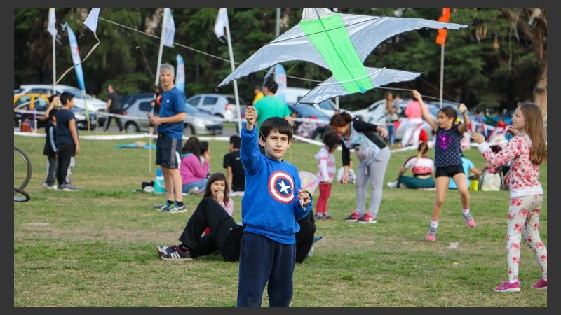 El viento sopló y hubo mucha gente que se sumó al evento. (Alan Monzón/Rosario3.com)