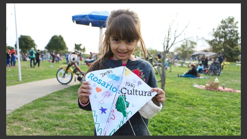 Los niños pueden dibujar los barriletes que se regalan en uno de los stand de la Municipalidad. (Alan Monzón/Rosario3.com)
