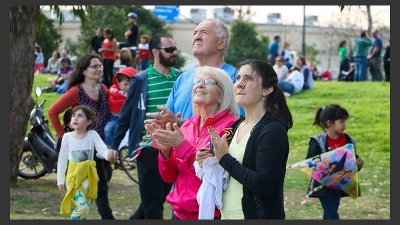 Una familia aplaude la exhibición de vuelos acrobáticos. (Alan Monzón/Rosario3.com)