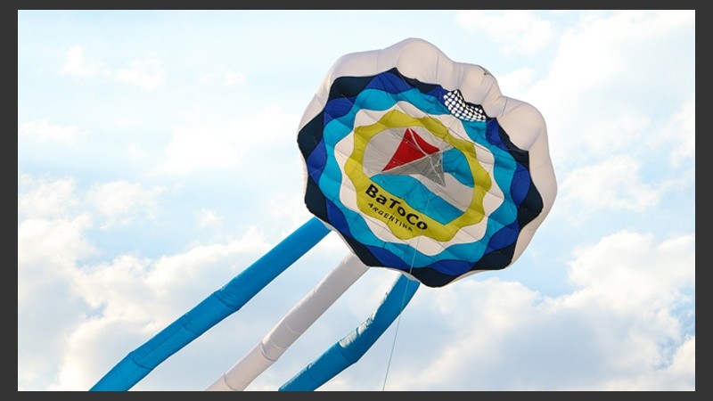 El barrilete gigante en forma de escarapela, otra de las principales atracciones. (Alan Monzón/Rosario3.com)